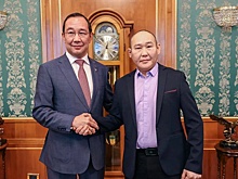 Глава Республики Саха вручил якутский нож бойцу "Тута"