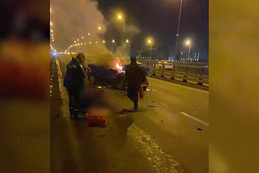 В Санкт-Петербурге водитель автобуса вытащил мужчину из загоревшегося автомобиля