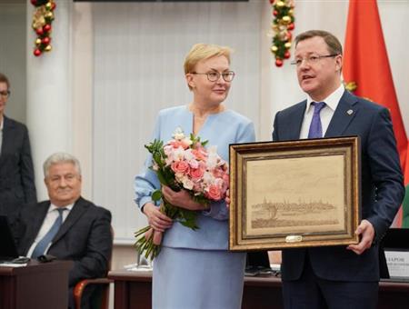 Дмитрий Азаров поздравил Елену Лапушкину с вступлением на должность главы Самары