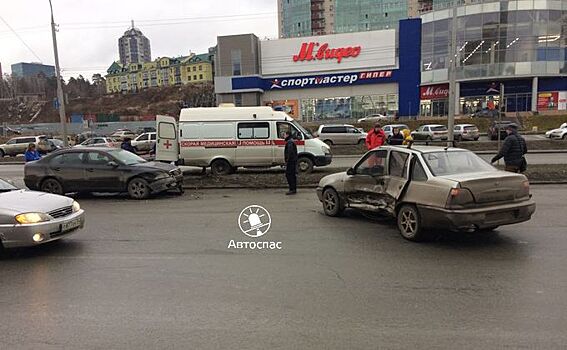 Скорая увезла автоледи после аварии в Новосибирске
