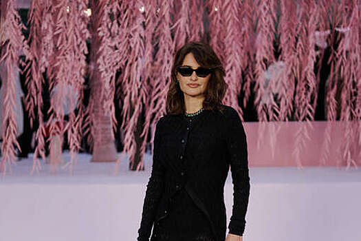 Актриса Пенелопа Крус в платье из тонкого трикотажа посетила показ в Париже