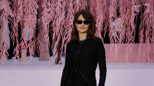 Актриса Пенелопа Крус в платье из тонкого трикотажа посетила показ в Париже