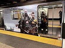 Фото: красочная реклама God of War Ragnarok в метро