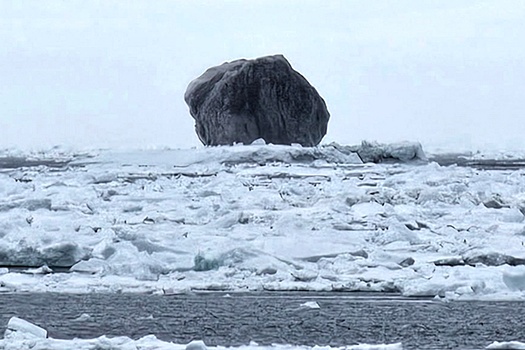 Рыбак снял огромный черный айсберг в Лабрадорском море у берегов Канады