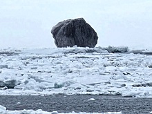 Рыбак снял огромный черный айсберг в Лабрадорском море у берегов Канады