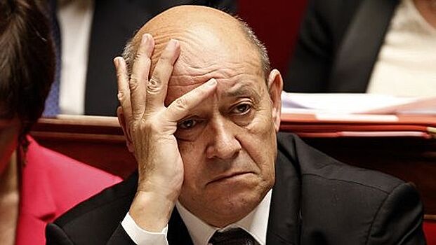Министр обороны Франции уснул в прямом эфире
