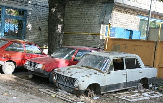 Благовещенск активно избавляется от брошенных во дворах старых автомобилей