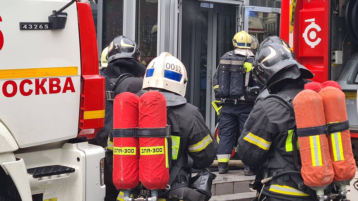 В Москве перекрыли движение по Брюсову переулку из-за возгорания в доме