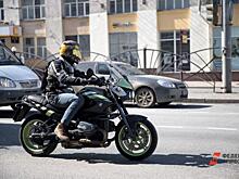 В Миассе мотоциклист поджег траву и скрылся