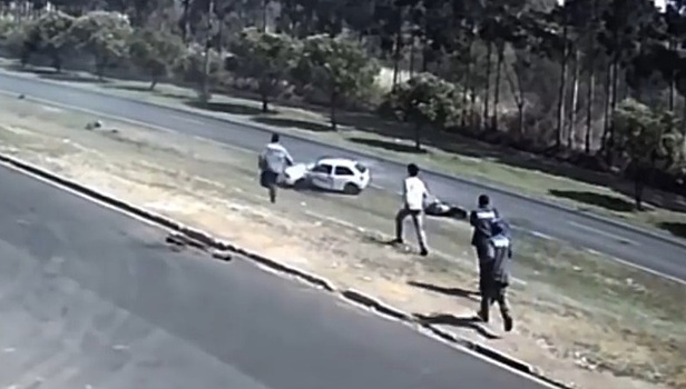 Полицейский погиб в страшной аварии на трассе в Бразилии. Видео