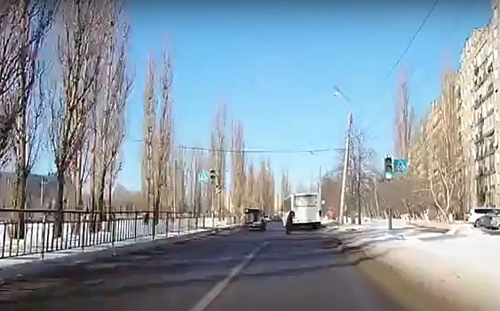 Водитель маршрутки совершил невероятный маневр и объехал бабушку на улице Акимова
