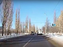 Водитель маршрутки совершил невероятный маневр и объехал бабушку на улице Акимова