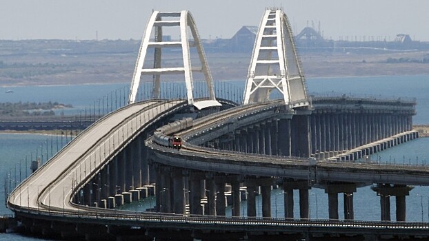 Движение автотранспорта по Крымскому мосту приостановили