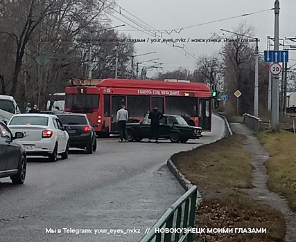 ДТП с троллейбусом парализовало движение на одной из улиц Новокузнецка