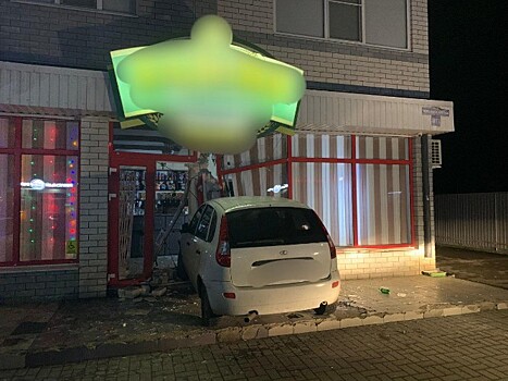 Молодой водитель влетел на легковушке в магазин в Горячем Ключе