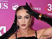 Бузова в новом образе выступила на ПМЭФ