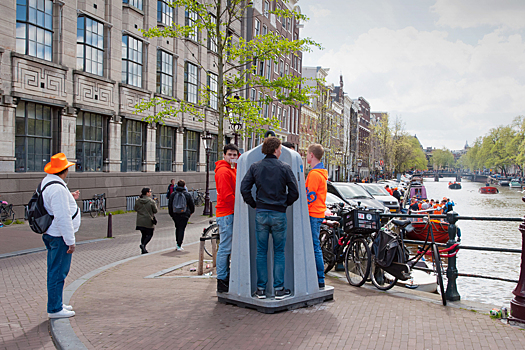 Зачем в Амстердаме стоят туалеты без стен