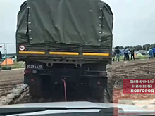 Видео дня: военный грузовик вытаскивал машины из грязевого плена на AFP