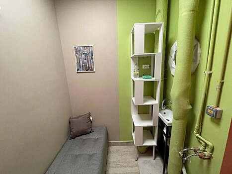 «Ходить в туалет и мыться в местном фитнес-центре»: в Москве сдают микро-студию за 24 тысячи рублей