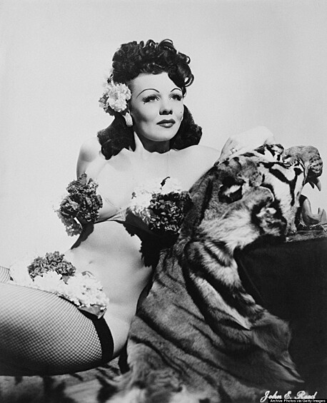 Танцовщица бурлеска Лонни Юнг в бикини, украшенном цветами, около 1950 года.