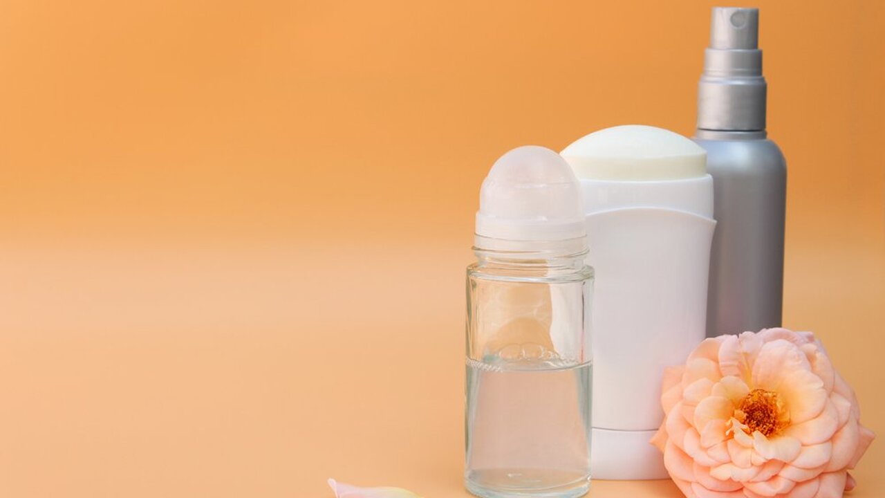 Почему дезодорант следует использовать перед сном: преимущества нанесения на ночь