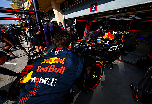 Red Bull починила машину Ферстаппена, но теперь проблемы возникли у Переса