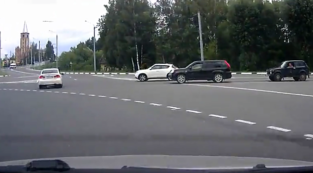Ролик, который за 16 секунд отучит от лихачества на перекрестке