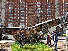Число пострадавших при аварии с автобусом в Петербурге выросло до шести