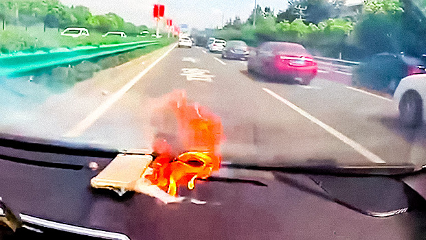 Айфончик - просто бомба: у автолюбительницы в машине взорвался Iphone