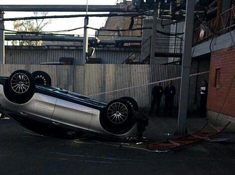 Иномарка рухнула со второго этажа парковки