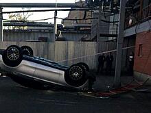 Иномарка рухнула со второго этажа парковки