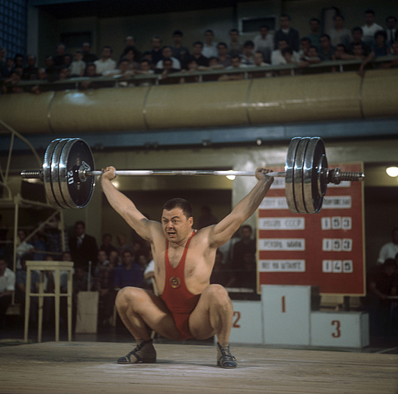 Василий Алексеев — советский тяжелоатлет, 2-кратный олимпийский чемпион, 8-кратный чемпион мира. За свою спортивную карьеру Алексеев установил 79 мировых рекордов и 81 рекорд СССР. Он все еще является обладателем действующего мирового рекорда по сумме трёх упражнений — 645 кг