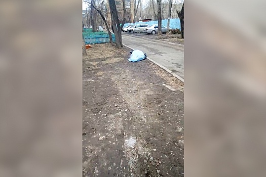 «Уехали и не накрыли даже»: полиция оставила возле школы в Челябинске труп мужчины