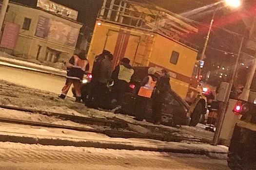 В Екатеринбурге ИЖу оторвало крышу в ДТП с грузовиком