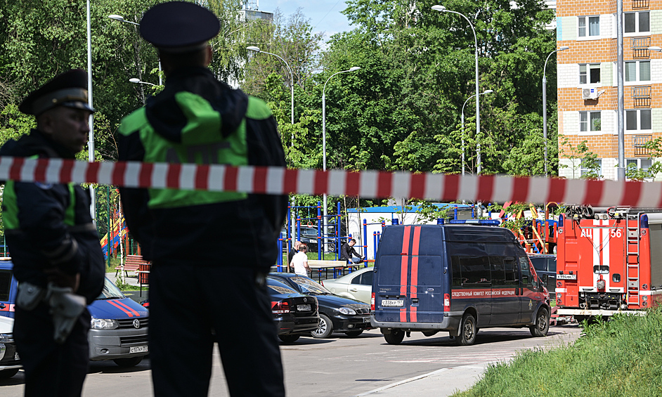 Сотрудники экстренных служб у жилого дома, пострадавшего в результате атаки беспилотника