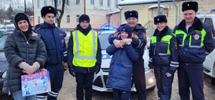 Сотрудники полиции и общественники в преддверии Нового года исполняют заветные желания детей и подростков в Новгородской области