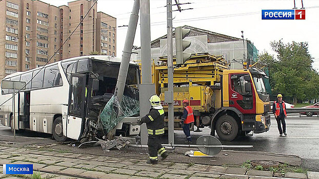 29 пострадавших: туристический автобус с китайцами снес столб