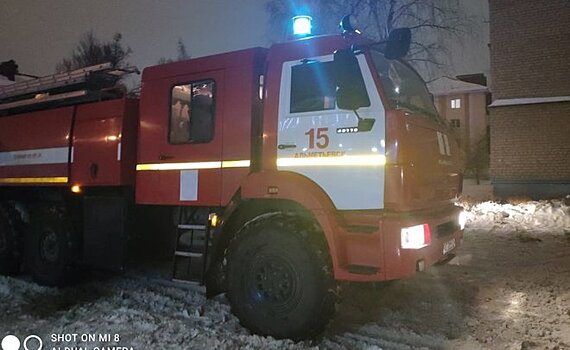 Пожарные спасли женщину из задымленного здания в Альметьевске
