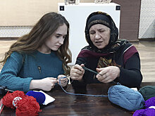 Пенсионеры начали вязать для туристов сувениры
