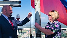Обнинские медики торжественно подняли флаг России на метеомачте города