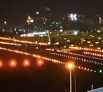 Качающийся на ветру самолет приземлился во время тайфуна, выпустил искры и попал на видео