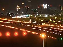 Качающийся на ветру самолет приземлился во время тайфуна, выпустил искры и попал на видео