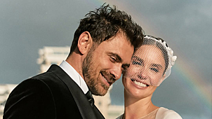 Агата Муцениеце и Петр Дранга.   Актриса и музыкант устроили свадьбу 25 августа в яхт-клубе в Москве — но только для самых близких людей. Обручальные кольца вынес сын Муцениеце Тимофей. А в начале декабря у молодоженов родилась дочь.