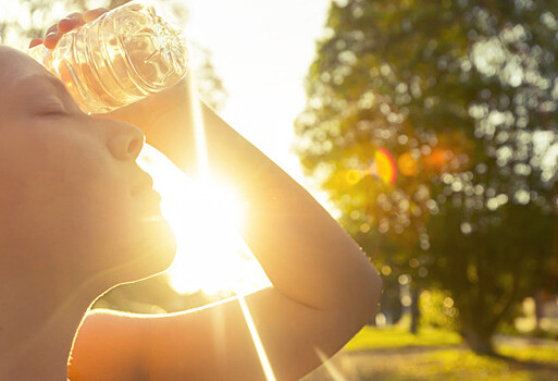 Соленая вода и кислородные коктейли: советы Роспотребнадзора на случай жары