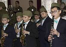 В Москве юнармейские отряды и юные музыканты из детских музыкальных школ отдали дань памяти предкам и чествовали ныне живущих Героев Советского Союза и Героев Российской Федерации.
