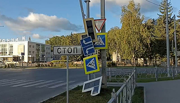 Штормовой ветер сорвал светофор и дорожные знаки в Бердске