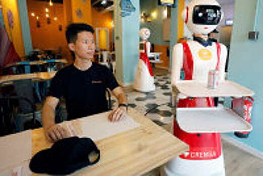 Роботы-официанты начали обслуживать посетителей в ресторане Стамбула