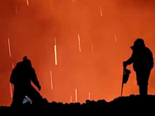 Туристы-экстремалы сняли видео у жерла извергающегося вулкана в России