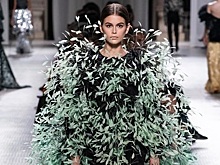 Королевские орнаменты, расшитые перьями платья и анархия: смотрим кутюрную коллекцию Givenchy