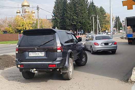 Автохам на Mercedes получил по голове за угрозы пистолетом под Новосибирском